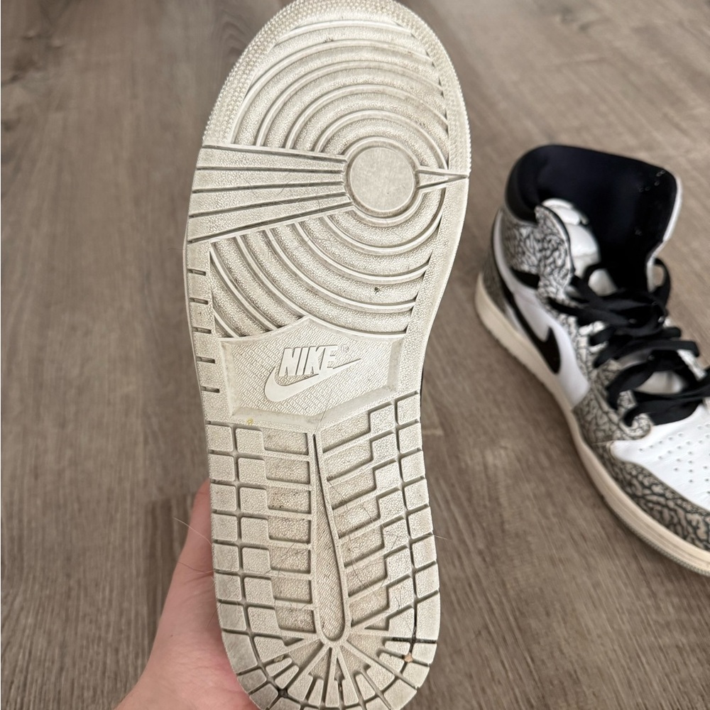 Jordan 1 Retro High OG
White Cement